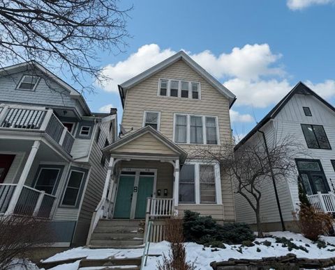 Photo of 1672 N Astor St, Milwaukee, WI 53202 (MLS # 1949966)