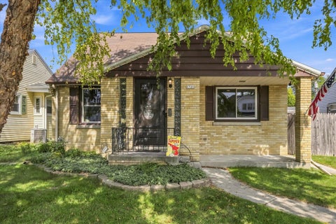 Photo of 1720 Arizona Ave, Sheboygan, WI 53081 (MLS # 1979923)