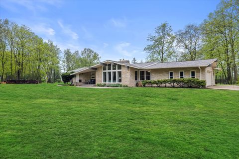 Photo of 8445 S 44th St, Franklin, WI 53132 (MLS # 1919046)