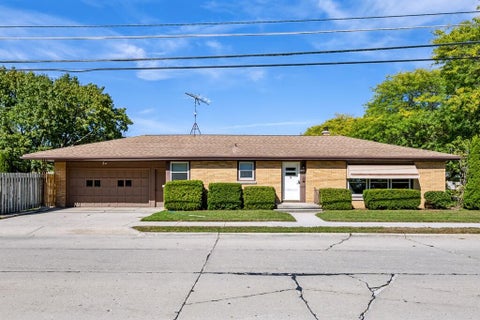 Photo of 1706 Humboldt Ave, Sheboygan, WI 53081 (MLS # 1983899)