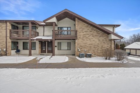 Photo of 1674 S Coachlight Dr, New Berlin, WI 53151 (MLS # 1948139)