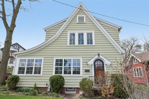 Photo of 208 Oakland Ave, Waukesha, WI 53186 (MLS # 1959028)