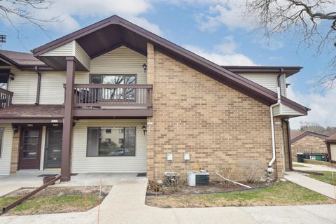 Photo of 1612 S Coachlight Dr, New Berlin, WI 53151 (MLS # 1956847)