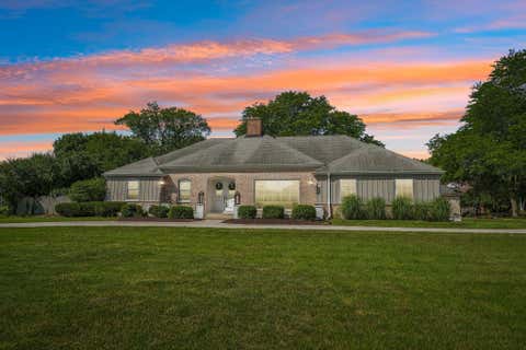 Photo of 2135 Michelle Dr, Brookfield, WI 53045 (MLS # 1977174)
