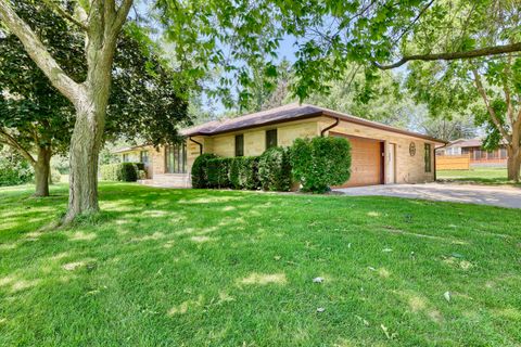 Photo of N77W14888 Wood View Dr, Menomonee Falls, WI 53051 (MLS # 1923747)