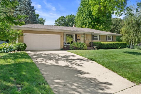 Photo of 901 E Roberta Ave, Waukesha, WI 53186 (MLS # 1970577)