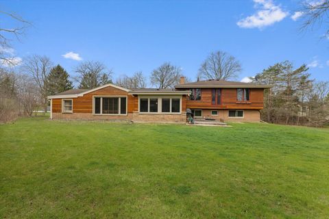 Photo of 10224 W Heather Dr, Mequon, WI 53097 (MLS # 1918899)