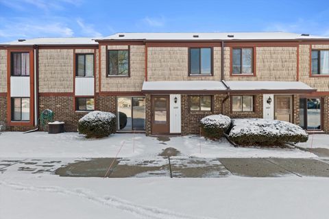 Photo of 4289 W College Ave, Franklin, WI 53221 (MLS # 1949661)