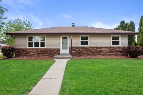 Photo of 525 E Fitzsimmons Rd, Oak Creek, WI 53154 (MLS # 1923179)