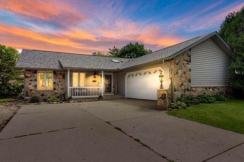 Photo of 645 W Estate Ct, Elkhorn, WI 53121 (MLS # 1969612)