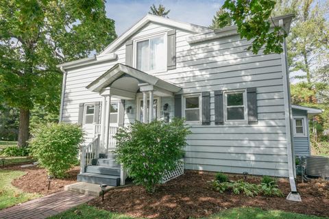 Photo of 14 W Jefferson St, Elkhorn, WI 53121 (MLS # 1940407) Photo of 14 W Jefferson St, Elkhorn, WI 53121 (MLS # 1940407)