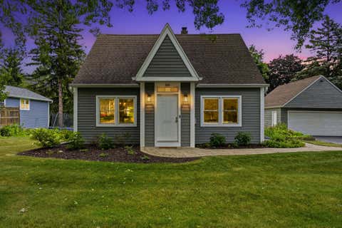 Photo of 202 S Highland Ave, Thiensville, WI 53092 (MLS # 1972807)