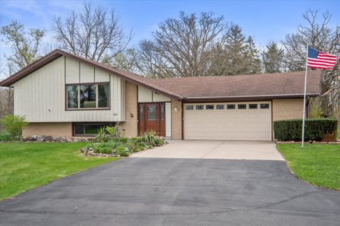 Photo of 10456 S 92nd St, Franklin, WI 53132 (MLS # 1960096)