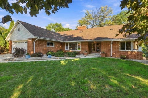 Photo of 409 Parkway Dr, South Milwaukee, WI 53172 (MLS # 1984091)