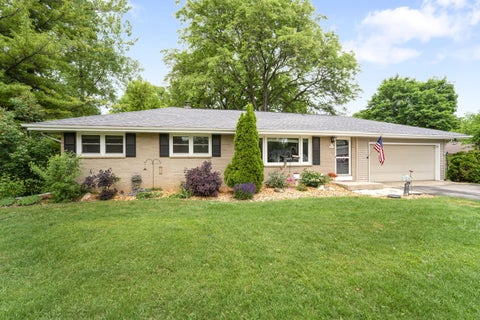 Photo of N51W15674 Fair Oak Pkwy, Menomonee Falls, WI 53051 (MLS # 1966542)