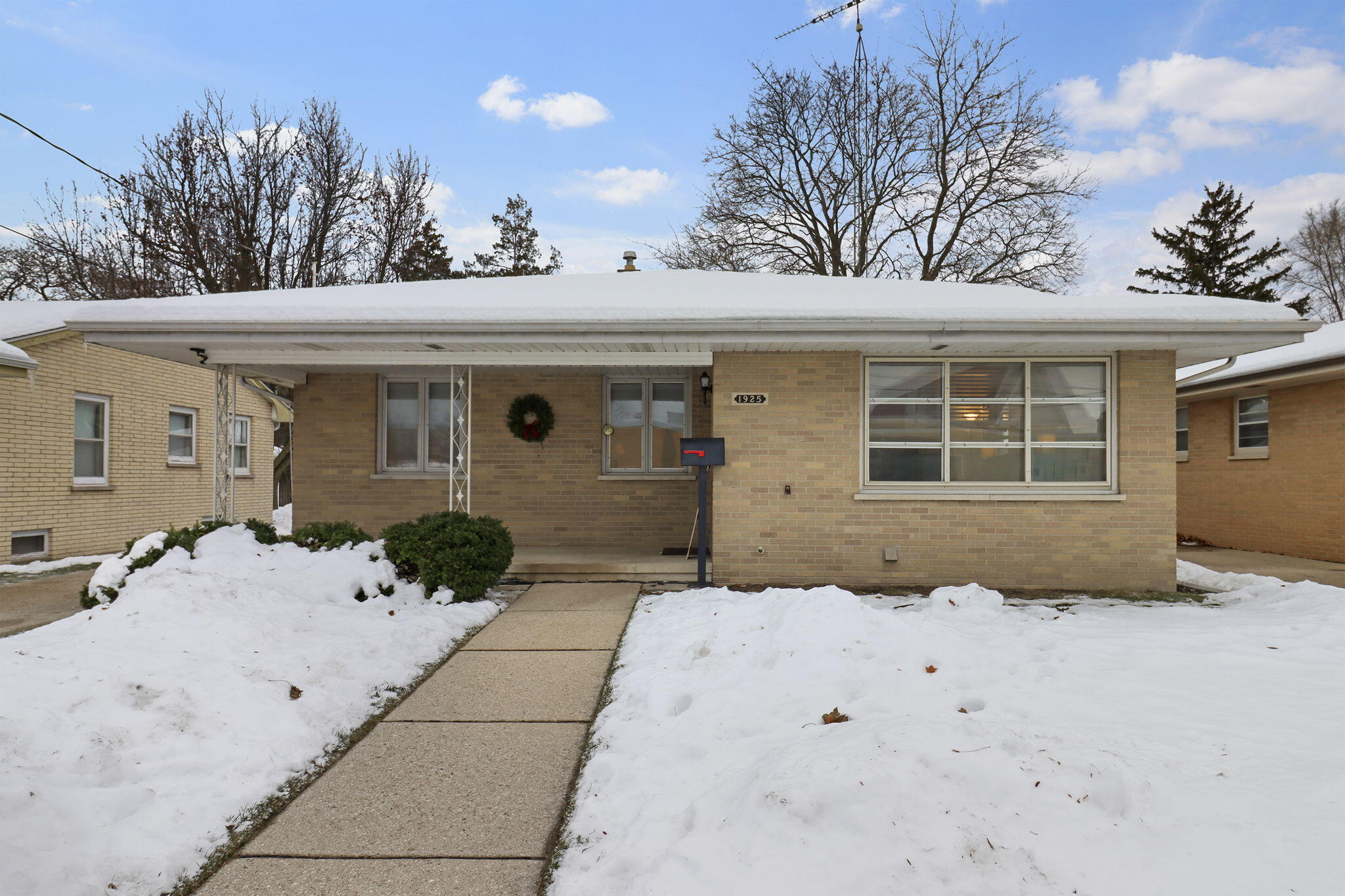 Kenosha, Wisconsin 53143, United States, 3 Bedrooms Bedrooms, ,3 BathroomsBathrooms,Residential,Pending,254403