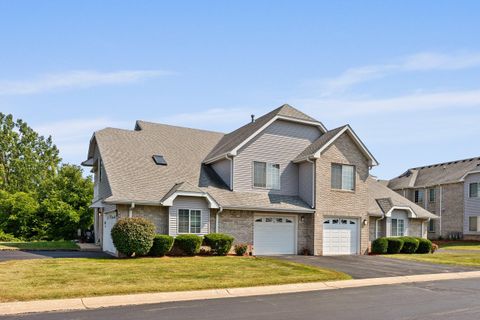 Photo of 6910 S Rolling Meadows Ct, Oak Creek, WI 53154 (MLS # 1934729)