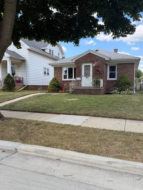 Photo of 1508 W Lawn Ave, Racine, WI 53405 (MLS # 1973094)