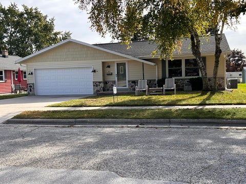 Photo of 811 Meadowbrook Dr, West Bend, WI 53090 (MLS # 1984207)