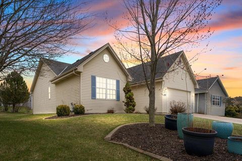 Photo of 1572 Falcon Dr, Hartford, WI 53027 (MLS # 1957600)