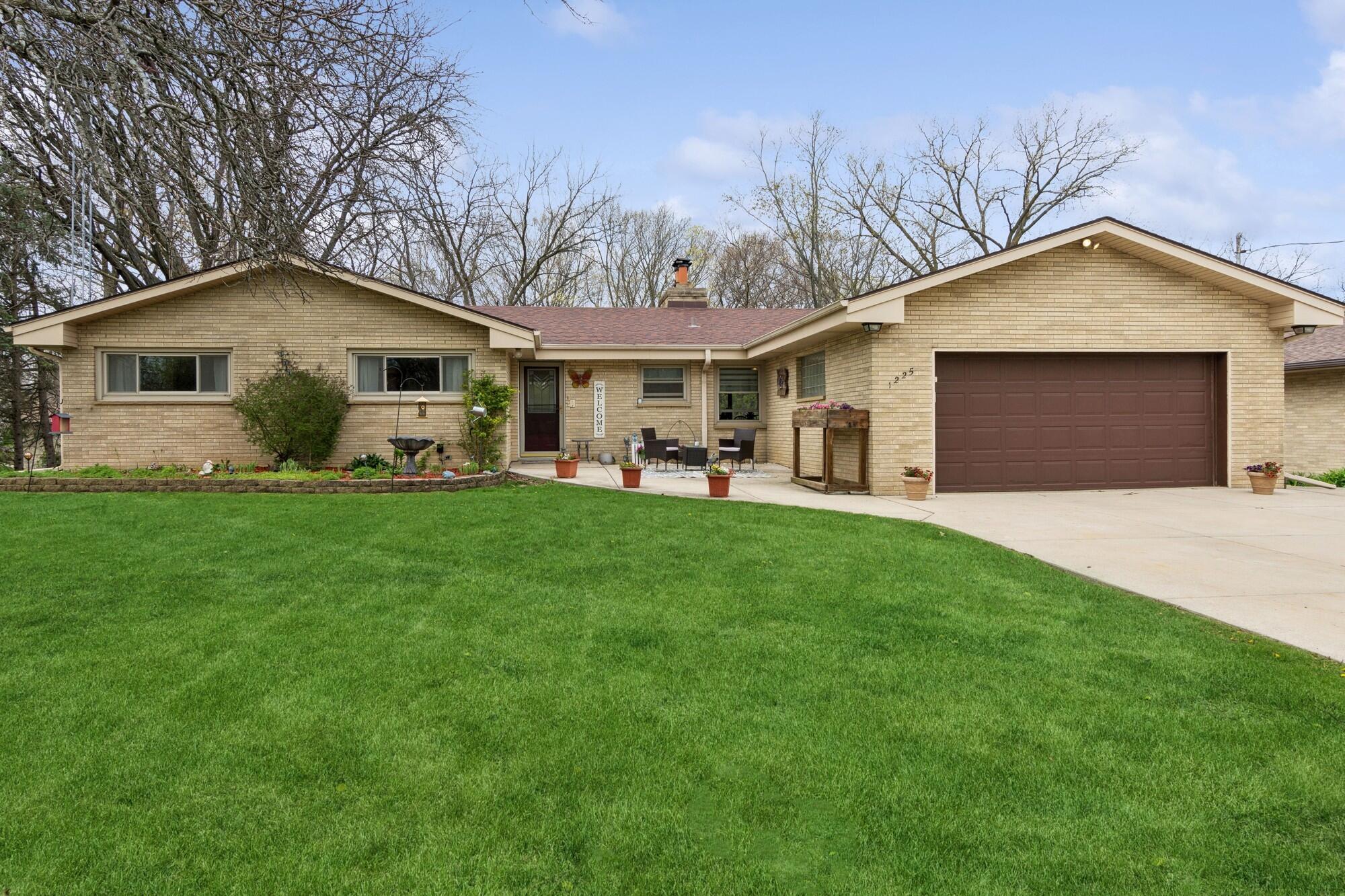 Racine, Wisconsin 53405, United States, 5 Bedrooms Bedrooms, ,3 BathroomsBathrooms,Residential,Pending,127184