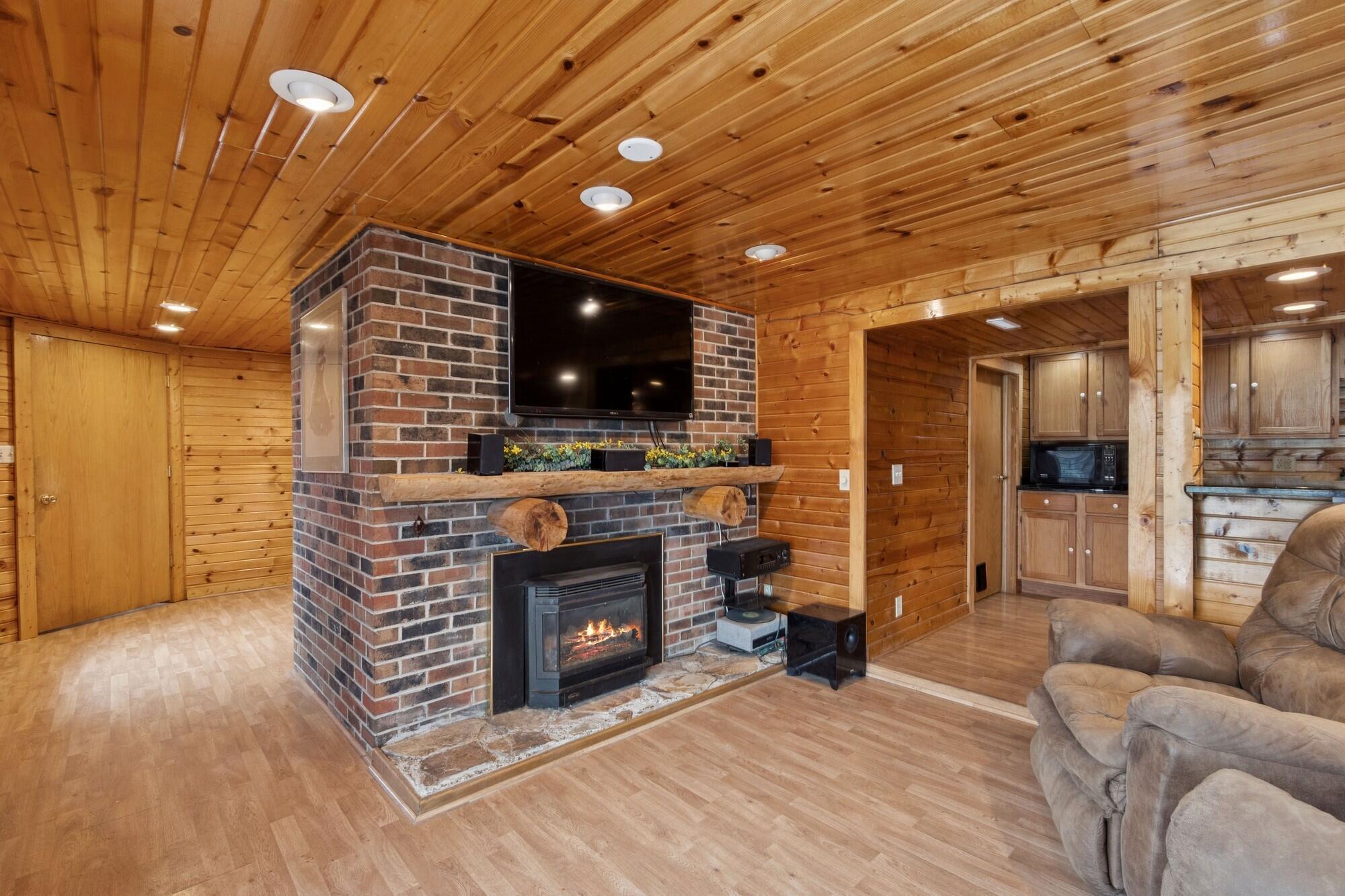 Racine, Wisconsin 53405, United States, 5 Bedrooms Bedrooms, ,3 BathroomsBathrooms,Residential,Pending,127184
