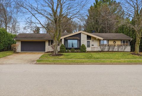 Photo of 649 Edgewood Dr, Burlington, WI 53105 (MLS # 1956188)