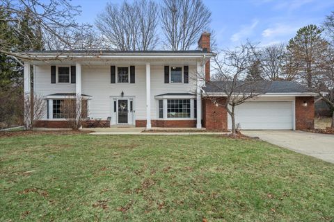 Photo of 8710 W Hawthorne Ln, Franklin, WI 53132 (MLS # 1953967)