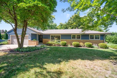 Photo of 205 Prospect Dr, Brookfield, WI 53005 (MLS # 1934966)