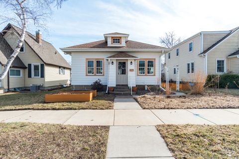 Photo of 2026 Winnebago St, La Crosse, WI 54601 (MLS # 1954838)