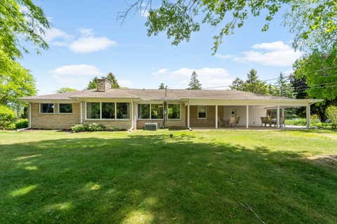 Photo of 11355 N Rosewood Dr, Mequon, WI 53092 (MLS # 1965325)
