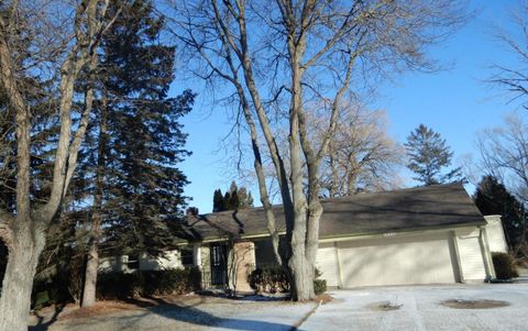 Photo of 10212 N Sunnycrest Dr, Mequon, WI 53092 (MLS # 1899204)