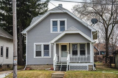 Photo of 454 W Kilbourn Ave, West Bend, WI 53095 (MLS # 1954039)