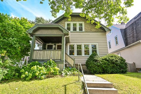 Photo of 2944 N Cambridge Ave, Milwaukee, WI 53211 (MLS # 1934261)