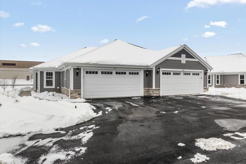 Photo of 520 Hunter Oaks Blvd, Watertown, WI 53094 (MLS # 1946296)