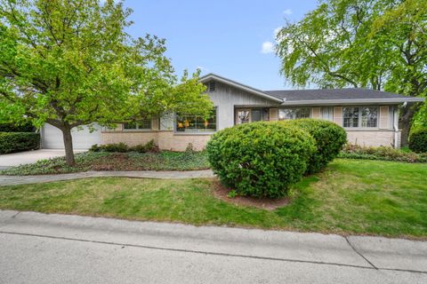 Photo of 321 W Birch Ave, Glendale, WI 53217 (MLS # 1962398)