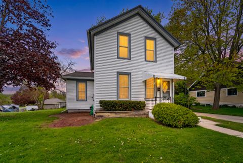 Photo of 76 Chestnut St, Oconomowoc, WI 53066 (MLS # 1961508)