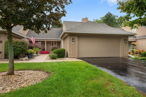 Photo of 10104 N Gettysburg Ct, Mequon, WI 53092 (MLS # 1983020)