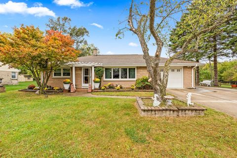 4805 S 39th St, Greenfield, WI 53221 - #: 1942569