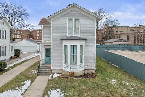 Photo of 718 Lake Ave, Racine, WI 53403 (MLS # 1945733)