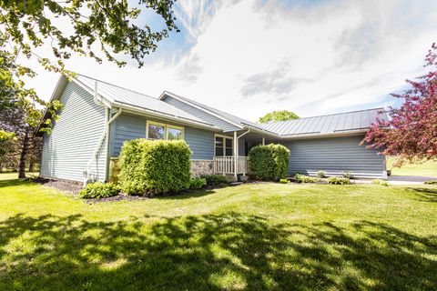 Photo of S32W31809 Squire Ct, Genesee, WI 53189 (MLS # 1955412)