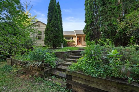 Photo of 627 N 114th St, Wauwatosa, WI 53226 (MLS # 1933425)