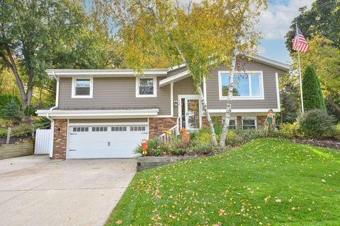 Photo of 617 Coventry Ln, Hartland, WI 53029 (MLS # 1941275)
