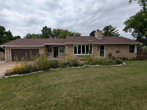 Photo of 370 N Bobolink Dr, Brookfield, WI 53005 (MLS # 1985162)