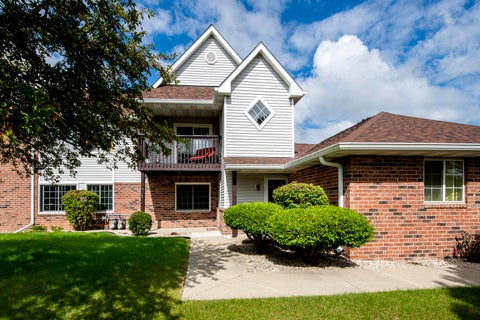 Photo of 170 W Aspen Ct, Oak Creek, WI 53154 (MLS # 1982536)