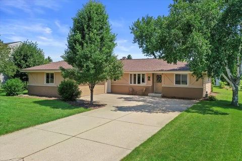 Photo of 4440 S Rachel Ln, New Berlin, WI 53151 (MLS # 1925073)