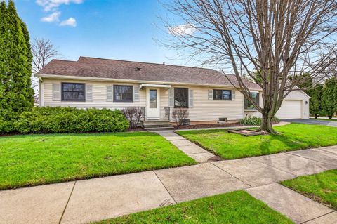 Photo of 203 E Peckham St, Neenah, WI 54956 (MLS # 1958546)