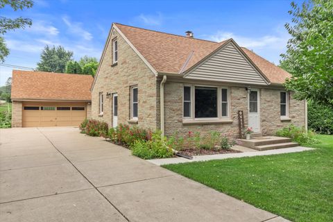 Photo of 1005 Garvens Ave, Brookfield, WI 53005 (MLS # 1929289)