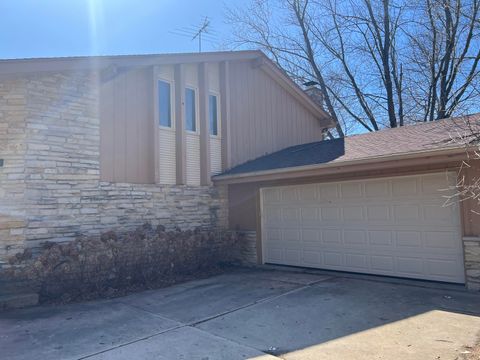 Photo of 12619 N River Forest Cir, Mequon, WI 53092 (MLS # 1912859)