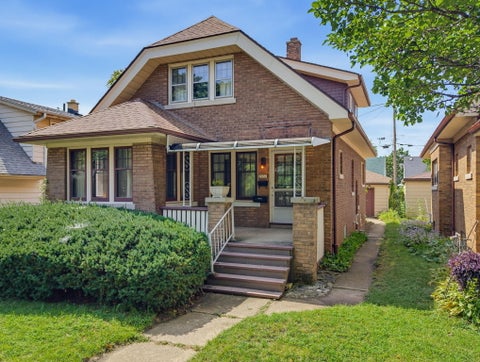 Photo of 2631 S Linebarger Ter, Milwaukee, WI 53207 (MLS # 1979422)